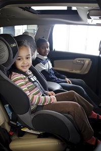 两个孩子在一辆车里
